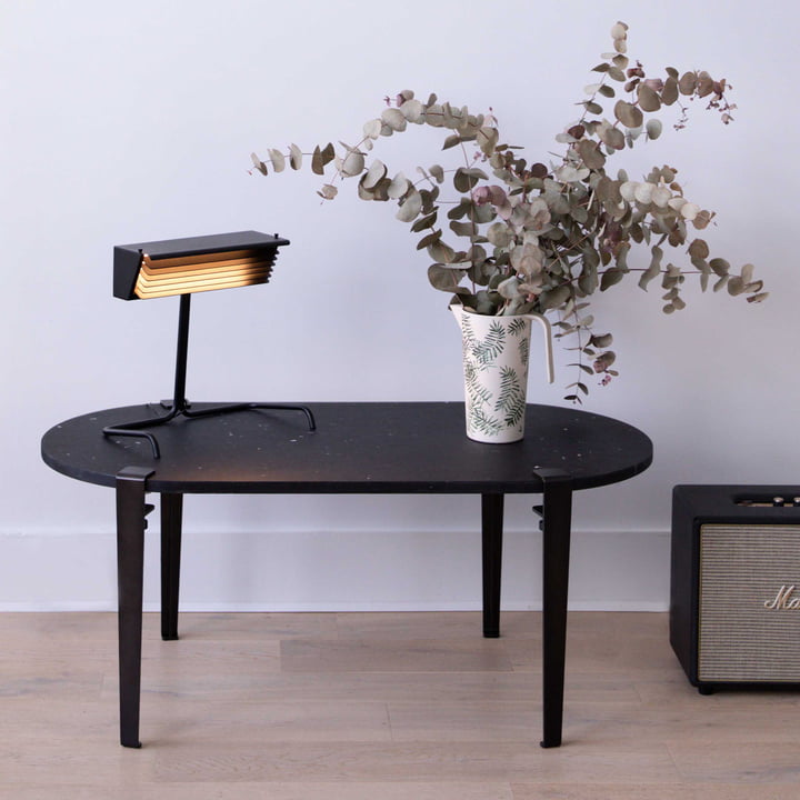 La table basse ovale GENOVA, noir graphite de TipToe comme table d'appoint dans l'entrée