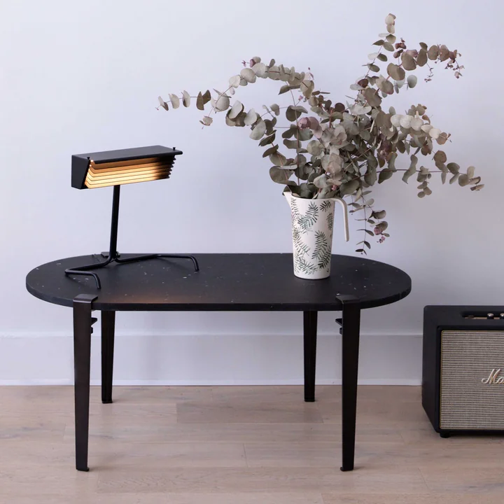 La table basse ovale GENOVA, noir graphite de TipToe comme table d'appoint dans l'entrée