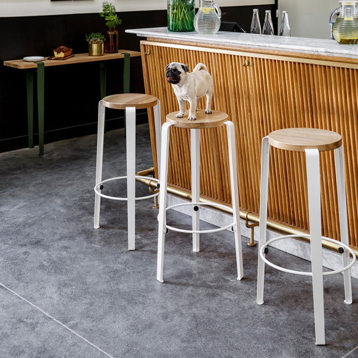 Tabouret de bar Lou de TipToe sur un bar avec éléments en bois