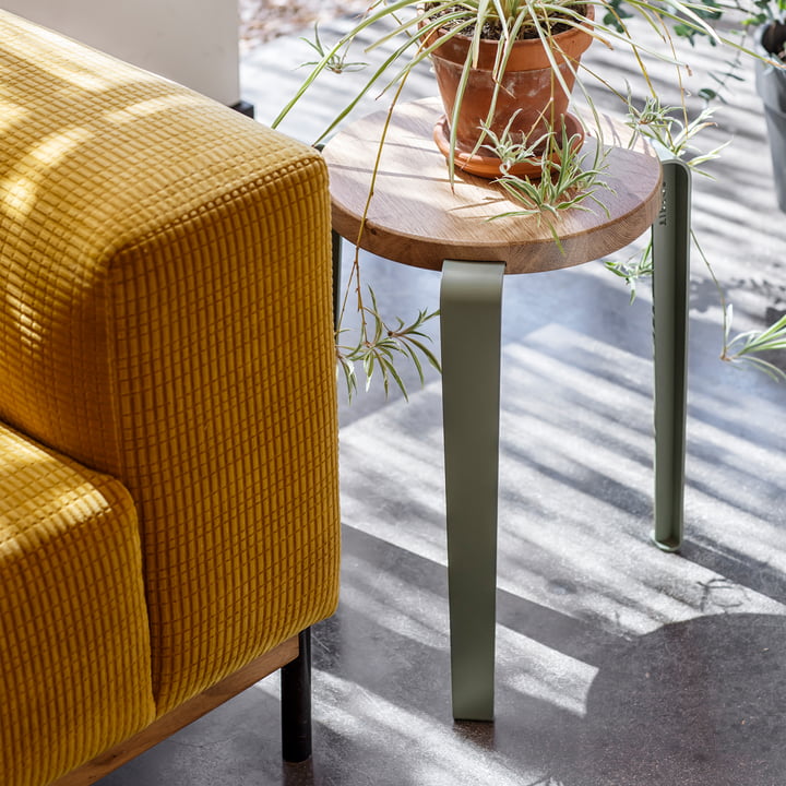 Le tabouret LOU de TipToe comme table d'appoint à côté du canapé