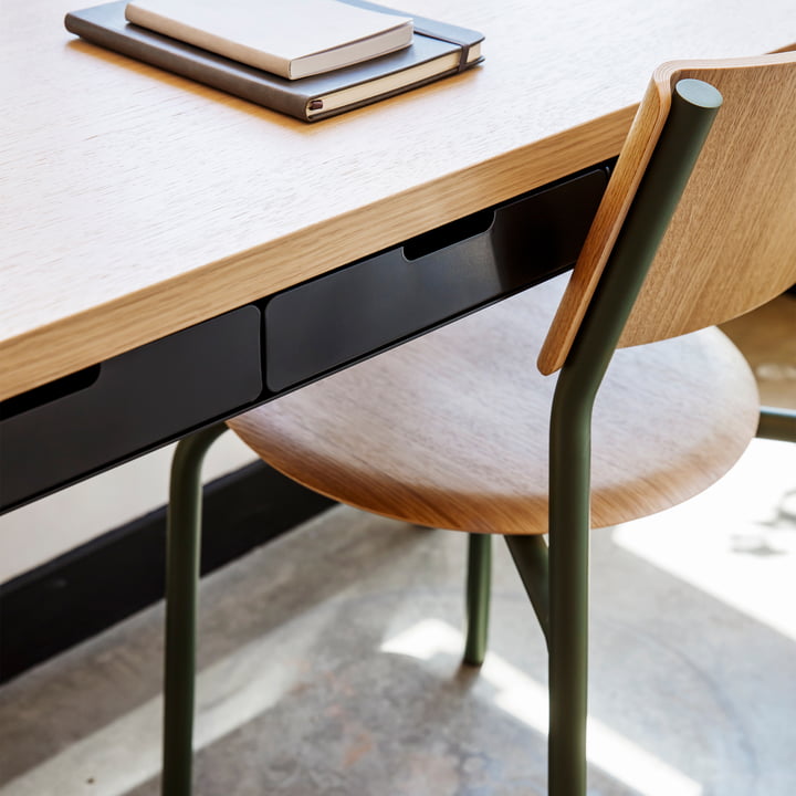 Le bureau MONOCHROME avec tiroirs, chêne, noir graphite et la chaise SSD de TipToe s'associent parfaitement