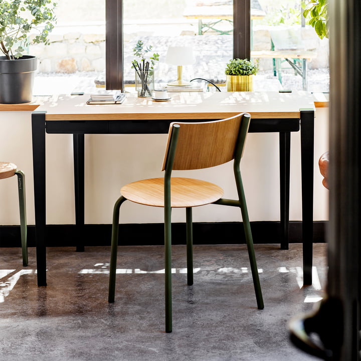 Le bureau MONOCHROME avec tiroirs, chêne, noir graphite et la chaise SSD de TipToe réunis dans une étude lumineuse