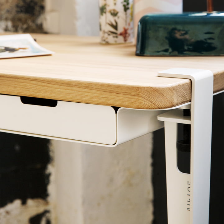 Le bureau MONOCHROME avec tiroirs, chêne, blanc nuage, de TipToe avec un contraste bois et blanc dans la zone de travail