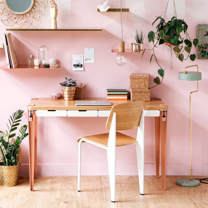 Le bureau MONOCHROME avec tiroirs, chêne, blanc nuage, de TipToe comme table de travail dans une chambre de fille