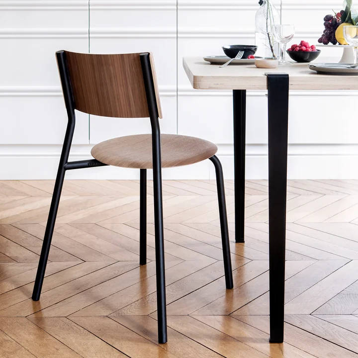 La chaise SSD, noyer, noir graphite de TipToe comme chaise élégante dans la salle à manger