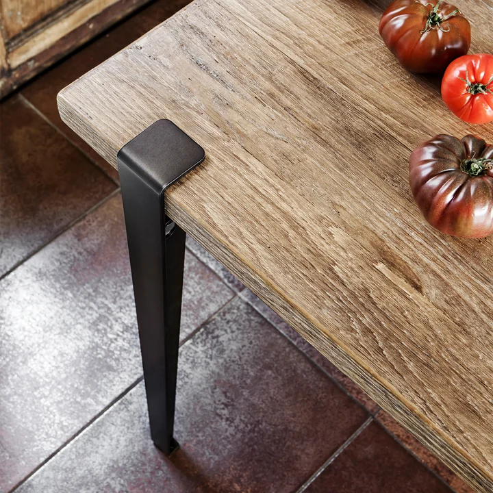 Le pied de table et de bureau, noir graphite de TipToe à une table de salle à manger en bois rustique