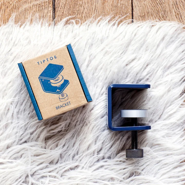 Le support mural pour plateaux de table, bleu minéral, de TipToe en plus de son emballage économisant le matériel