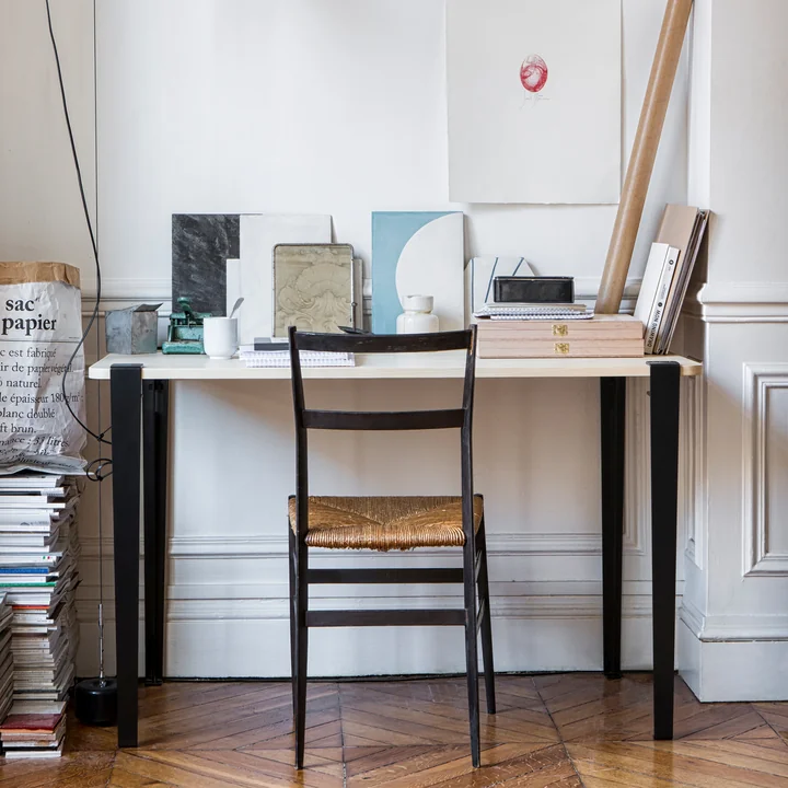 Le pied de table et de bureau H 75 cm, noir graphite de TipToe à une table de travail dans l'atelier