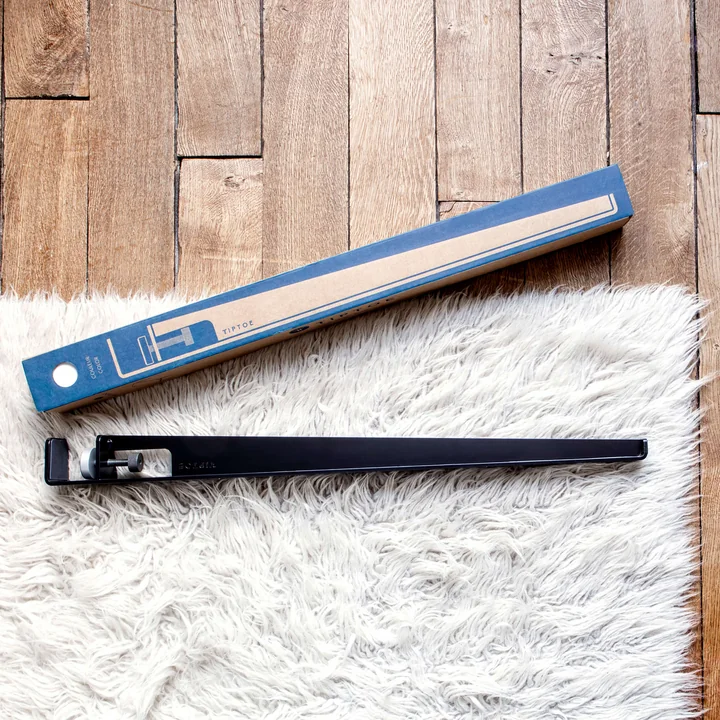 Le pied de table et de bureau H 75 cm bleu minéral, de TipToe en plus de son emballage économisant les matériaux