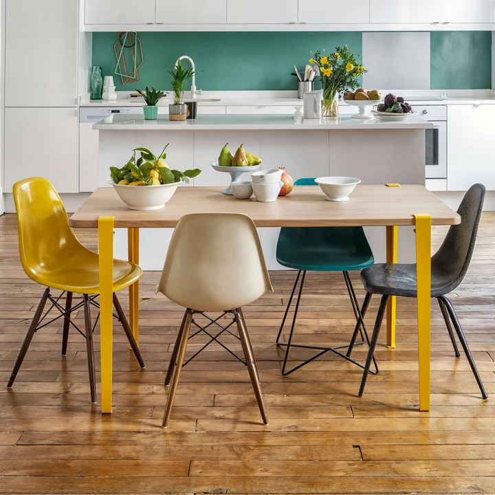 Le pied de table et de bureau H 75 cm, jaune tournesol de TipToe à une table de salle à manger dans une joyeuse cuisine de salon