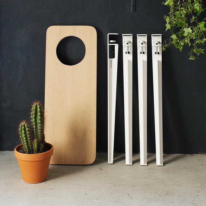 Le pied de table et de bureau H 75 cm, blanc nuage, de TipToe ainsi qu'un plateau en bois assorti pour une petite table d'appoint également de TipToe