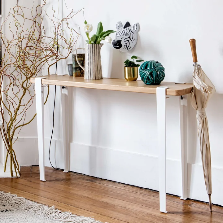Le pied de table et de bureau H 75 cm, blanc nuage, de TipToe comme sideboard élégant dans l'entrée