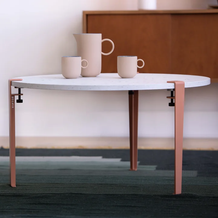 La table basse Venezia de TipToe comme support pour tasses et gobelets dans la salle à manger
