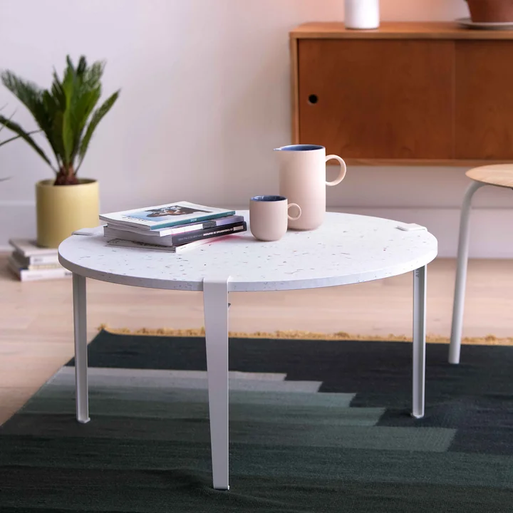 La table basse Venezia de TipToe avec des pieds de table gris pour un look discret dans le salon