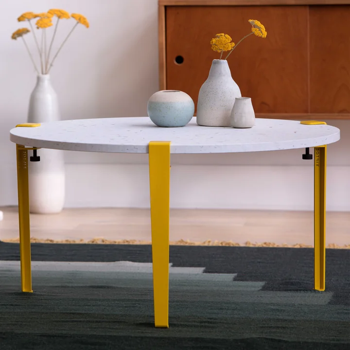 La table basse Venezia de TipToe comme touche de couleur dans le salon