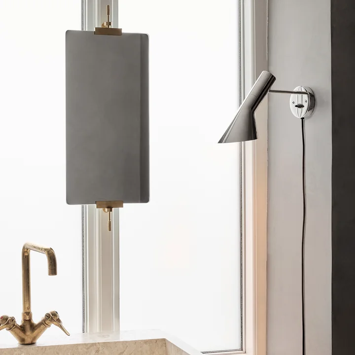 L'applique AJ de Louis Poulsen comme éclairage d'accentuation dans la salle de bain