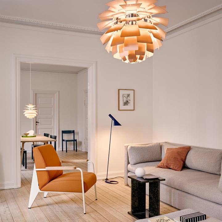 Le lampadaire AJ de Louis Poulsen comme éclairage dans un salon confortable