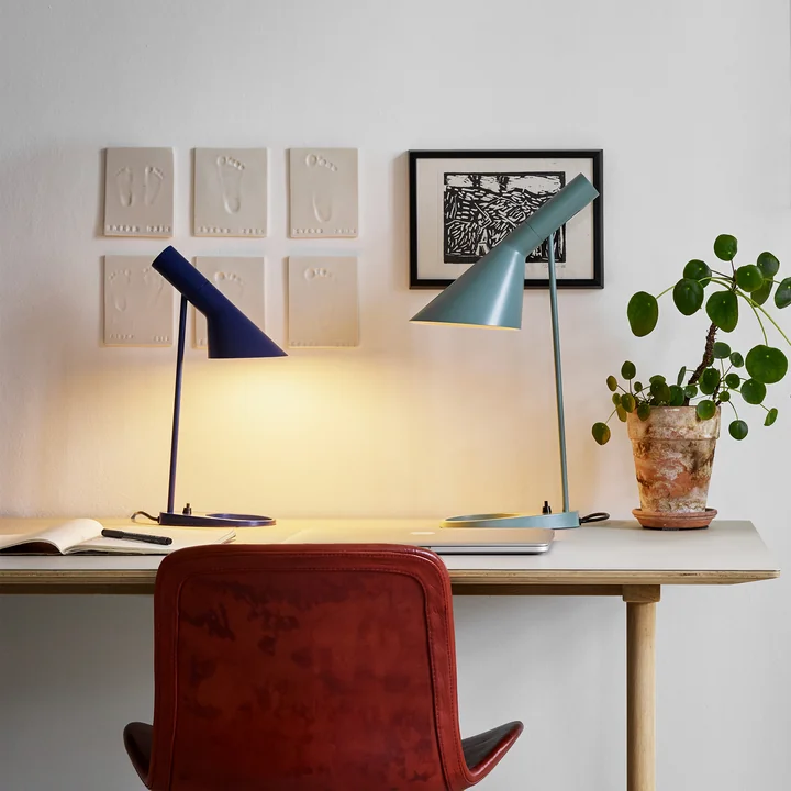 La lampe de table AJ de Louis Poulsen en combinaison sur le bureau