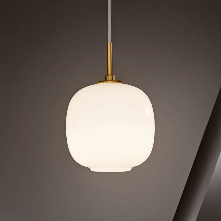 La lampe suspendue VL45 Ratio de Louis Poulsen brille agréablement