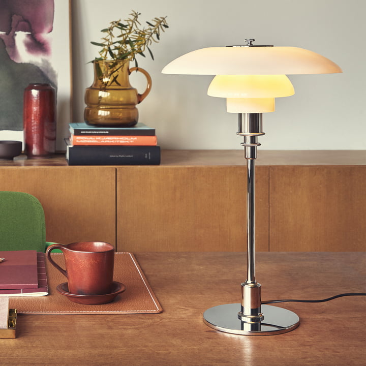 La lampe de table PH, chromée brillante de Lous Poulsen comme éclairage de bureau