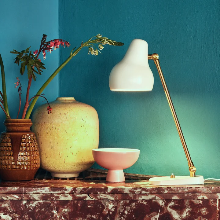 La lampe de table VL de Louis Poulsen comme objet décoratif à côté de vases