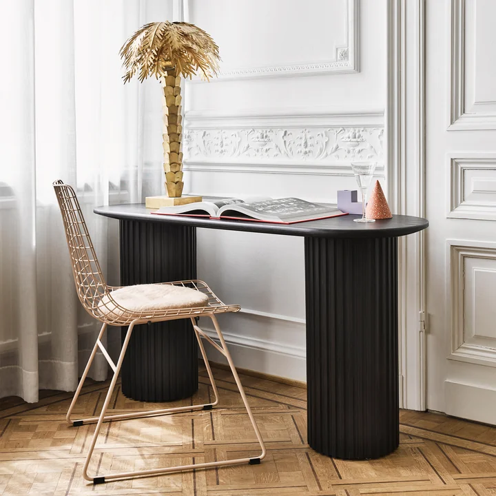 La Wire Chair, blanche et la lampe de table Palm de HKliving combinées comme meubles de bureau