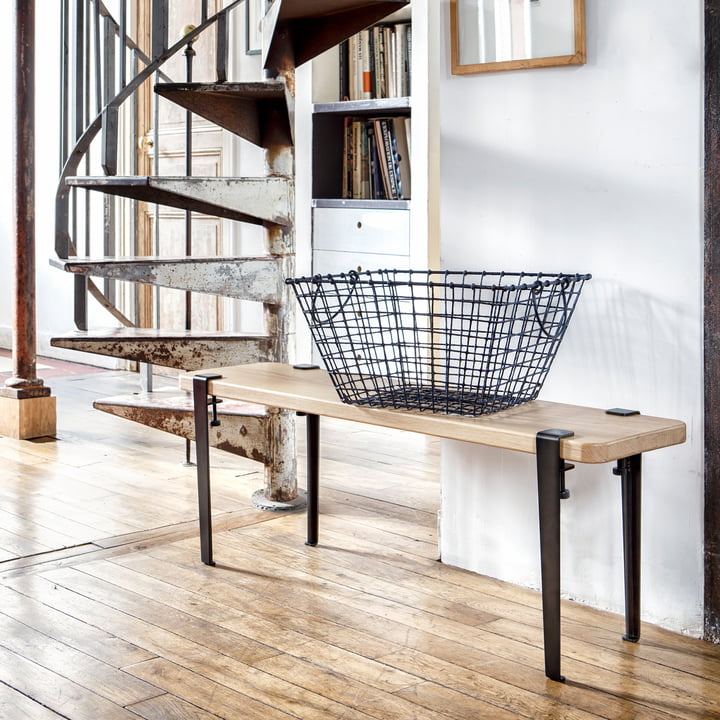 Le banc DUKE chêne, noir graphite de TipToe à côté de l'escalier dans le couloir.