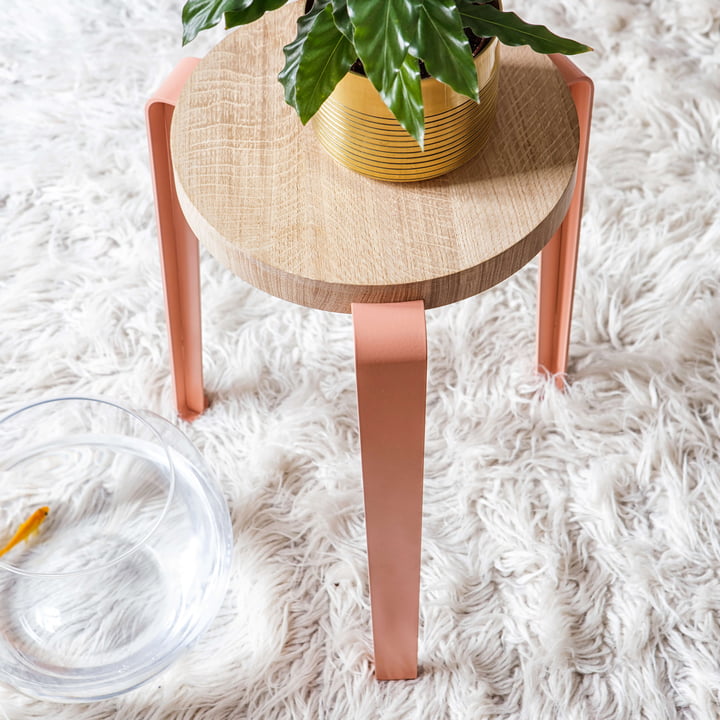 Le tabouret LOU Chêne naturel, rose corail de TipToe comme support sur un tapis