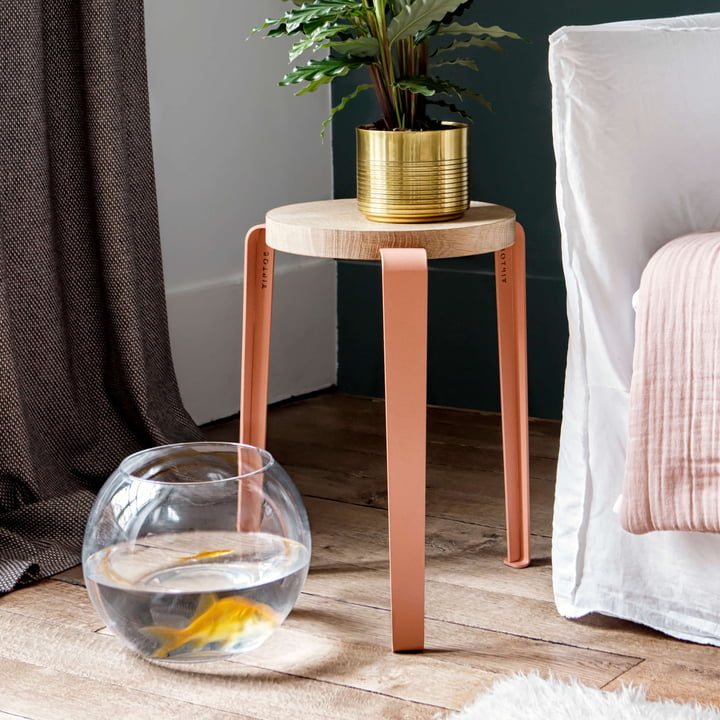 Le tabouret LOU Chêne naturel, rose corail de TipToe comme table d'appoint dans le salon