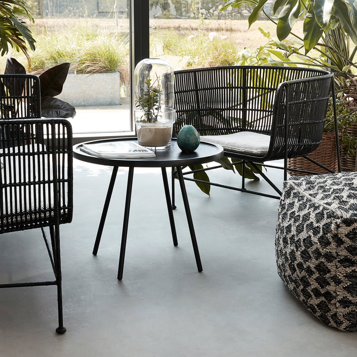 La Cuun Lounge Chair rotin Cuun, noire par House Doctor dans le jardin d'hiver