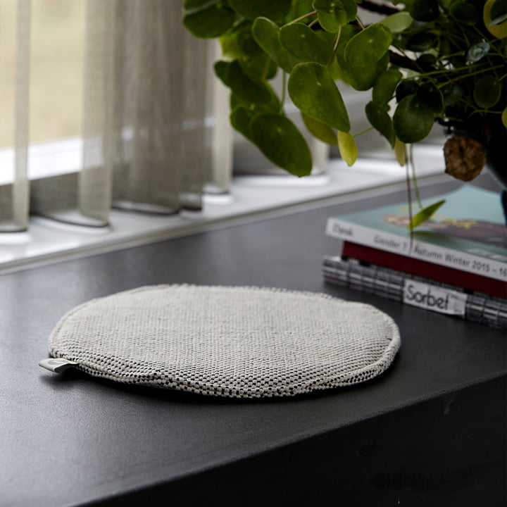 Le coussin d'assise pour chaise en rotin Cuun Ø 35 cm, noir / blanc de House Doctor sur un rebord de fenêtre