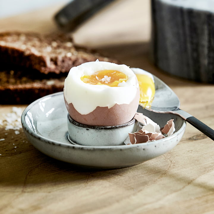 Le coquetier Rustic, gris-bleu de House Doctor sur la table du petit-déjeuner