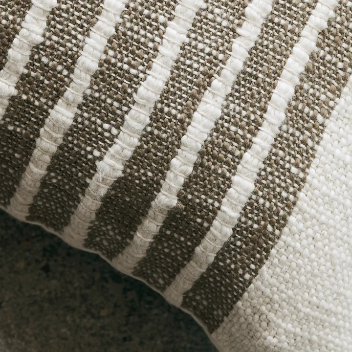 La taie d'oreiller Yarn jaune moutarde de House Doctor se caractérise par un motif rayé jaune moutarde et blanc