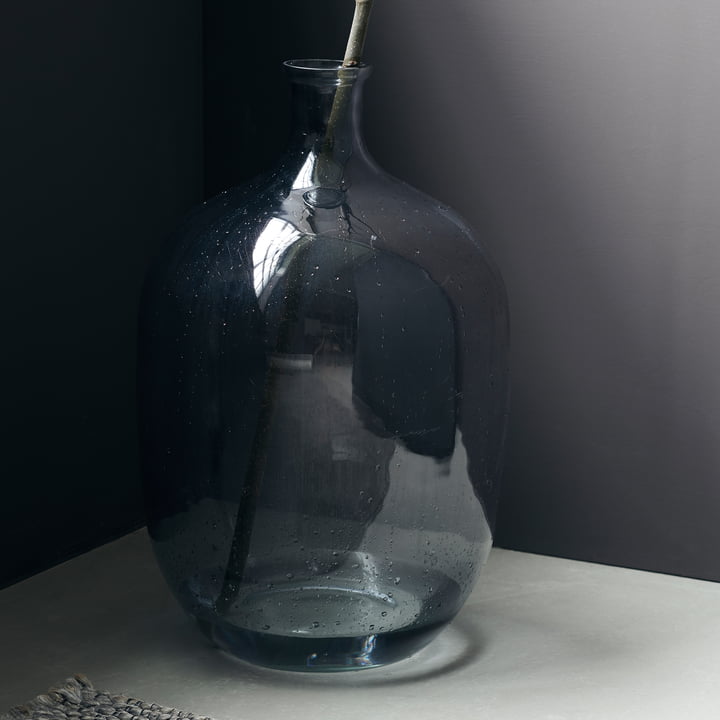 Le vase Tinka, Ø 37 x H 56 cm, gris clair de House Doctor dans un environnement sombre