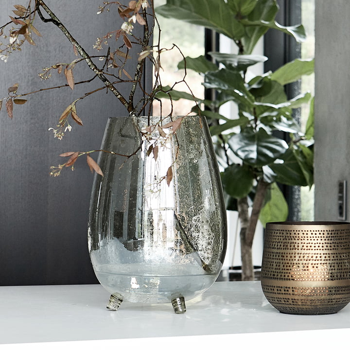 Le vase Tinka, Ø 26,5 x H 37 cm, vert brillant de House Doctor côté d'autres objets déco sur la commode