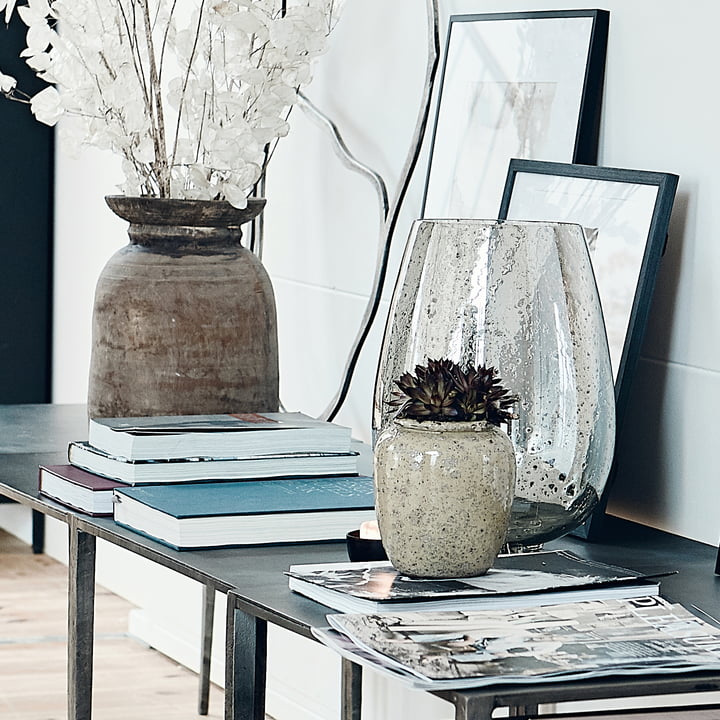 Le vase Pale et le vase Tinka de House Doctor en combinaison avec des objets d'art sur une table d'appoint haute