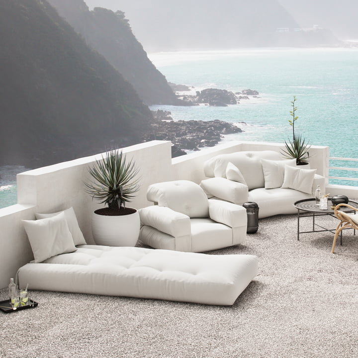 Les produits Hippo OUT de Karup Design sur un toit-terrasse avec vue sur la mer