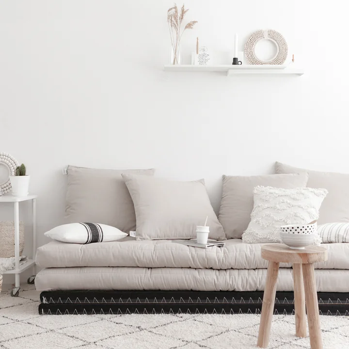 Le canapé-lit Chico de Karup Design dans un salon à la décoration lumineuse