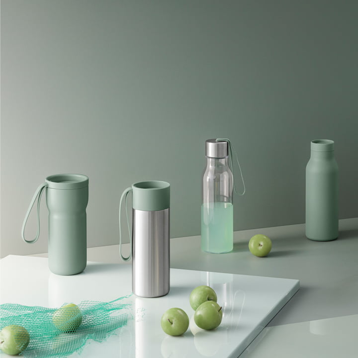 Le gobelet isotherme Nordic Kitchen en combinaison avec d'autres bouteilles et récipients isothermes en faded green de Eva Solo