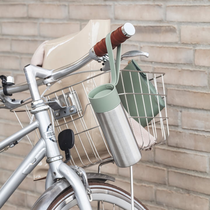 Le To Go gobelet isotherme de Eva Solo au guidon du vélo