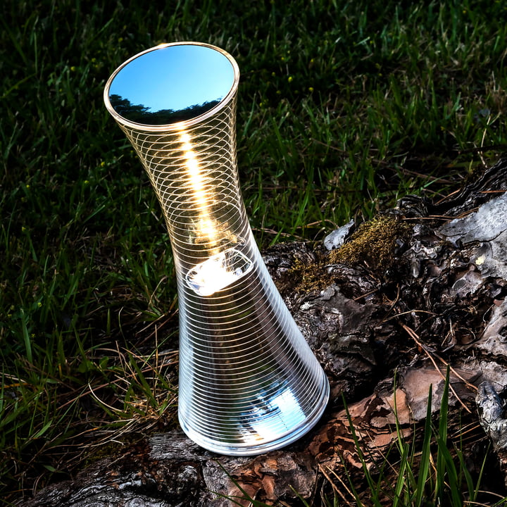 La lampe de table LED Come Together Akku, aluminium de Artemide en plein air