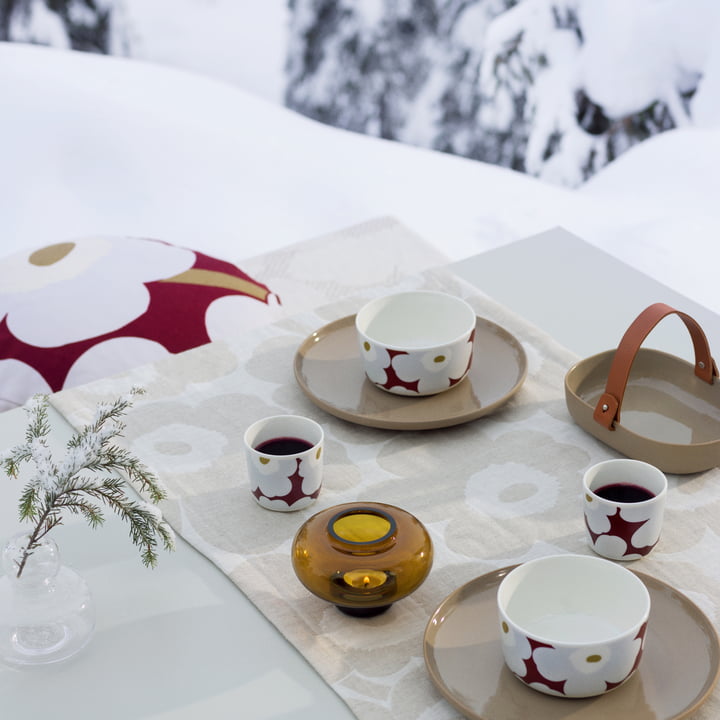 La collection hiver 2020 de Marimekko lors d'un agréable pique-nique dans la neige