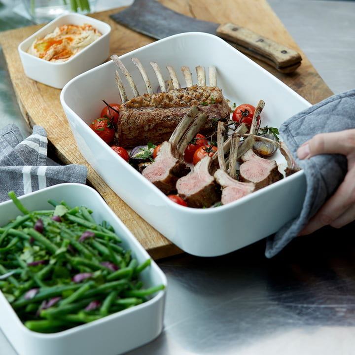 Les casseroles Modula, blanches de Rosti utilisées sur la table à manger