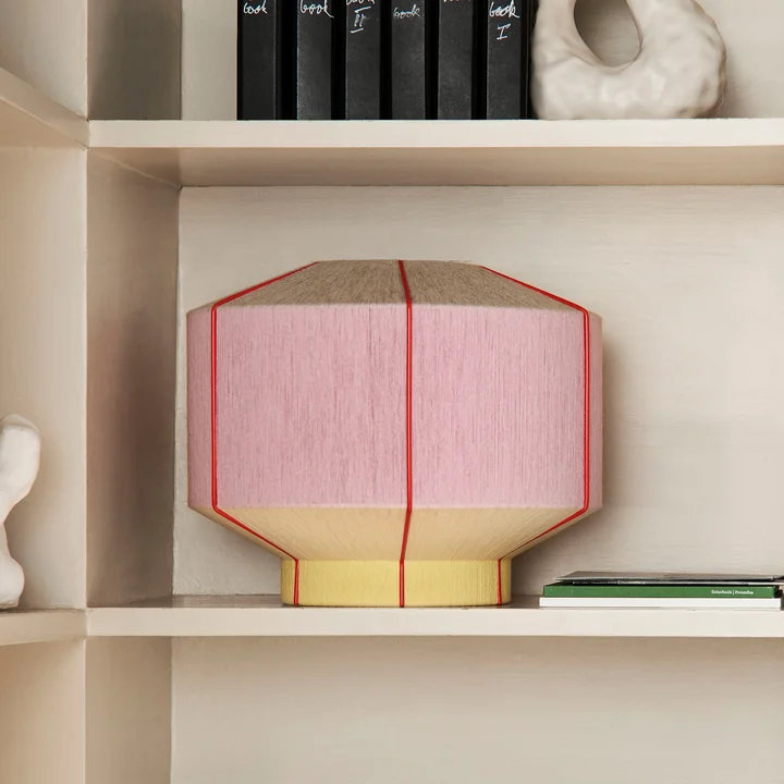 L'abat-jour Bonbon, Ø 38 x H 32 cm, ice cream de HAY sur une étagère