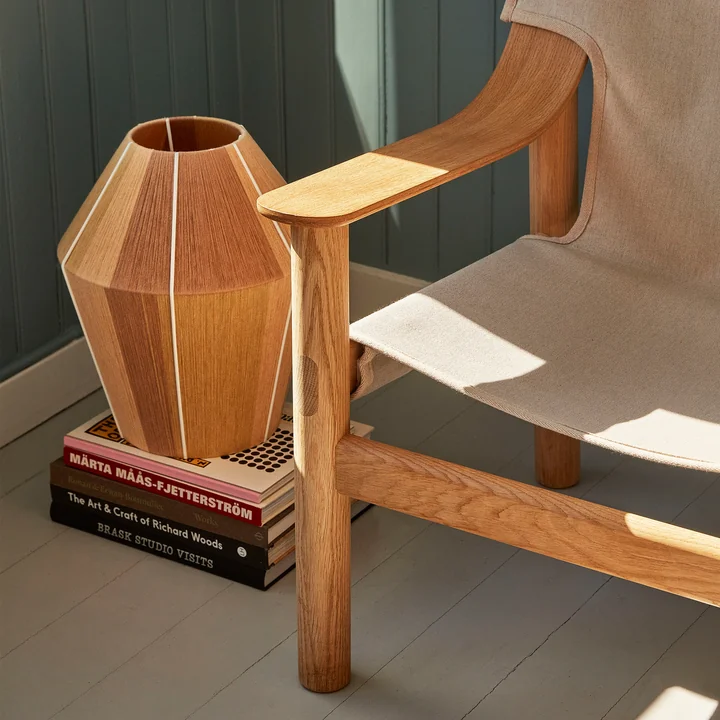 Bonbon L'abat-jour M, Ø 32 x H 38 cm, jaune mélangé de HAY à côté d'une chaise en bois naturel