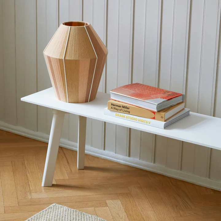 Bonbon L'abat-jour M, Ø 32 x H 38 cm, jaune mélangé de HAY sur un banc plat dans l'entrée.