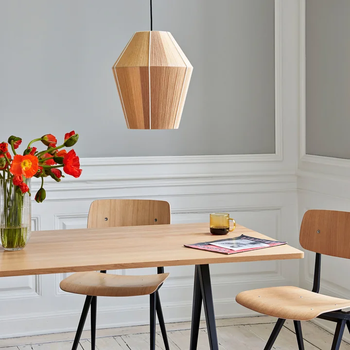 Bonbon L'abat-jour M, Ø 32 x H 38 cm, jaune mélangé de HAY au-dessus d'une table de salle à manger en bois