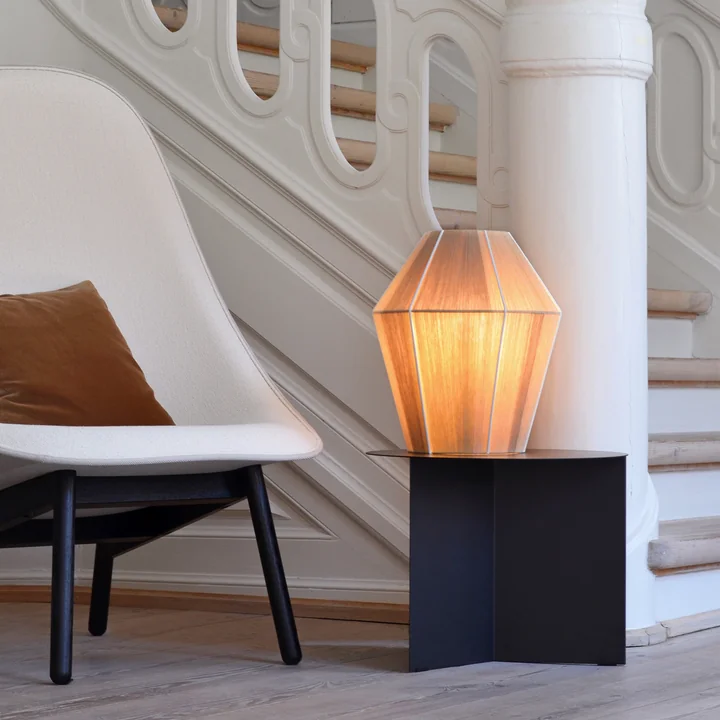 Bonbon L'abat-jour M, Ø 32 x H 38 cm, jaune mélangé de HAY à côté d'un fauteuil dans l'escalier.