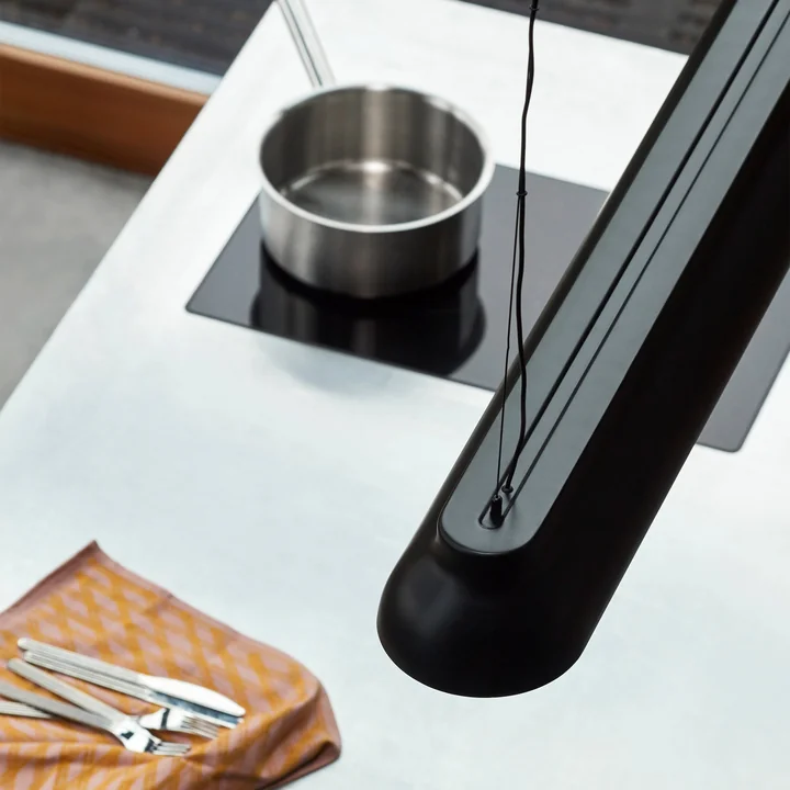 Le PC Linear rod pendant light, soft black de HAY au-dessus de l'îlot de cuisine