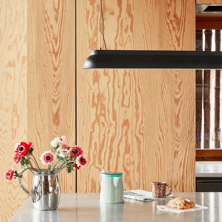 Le PC Linear rod pendant light, soft black de HAY au-dessus de l'îlot de cuisine lumineux